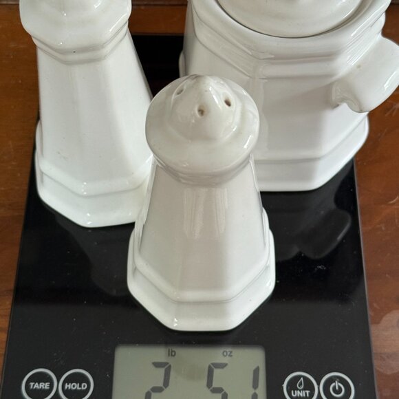 Vintage Pfaltzgraff Heritage White Sugar Bowl with Lid & Salt Pepper Shaker Set - Picture 6 of 6